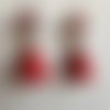 Boucles d'oreilles élégantes et originales pompons rouges bouton pression résine avec reflets multiples et étoile rouge