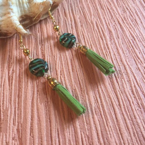 Boucles d'oreilles pendantes perles et pompons verts supports dorés style chic décontracté