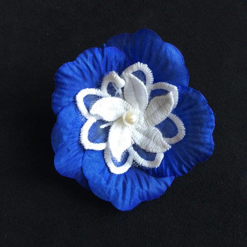 Broche florale bleue et blanche perle nacrée blanche