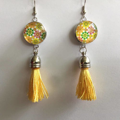 Boucles d'oreilles élégantes et originales pompons jaunes bouton pression verre multicolores