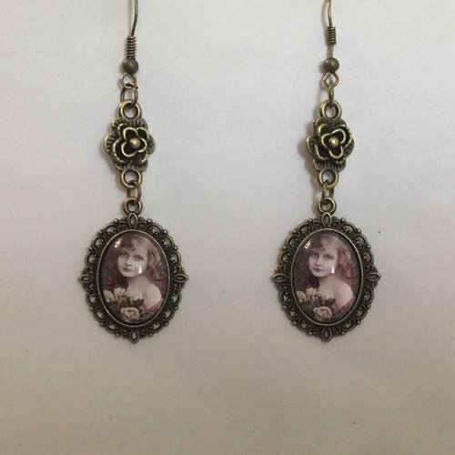 Boucles d'oreilles romantiques cabochons en verre motif petite fille avec rose
