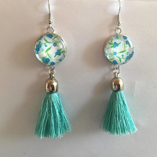 Boucles d'oreilles élégantes et originales pompons vert clair bouton pression en verre petites fleurs bleues