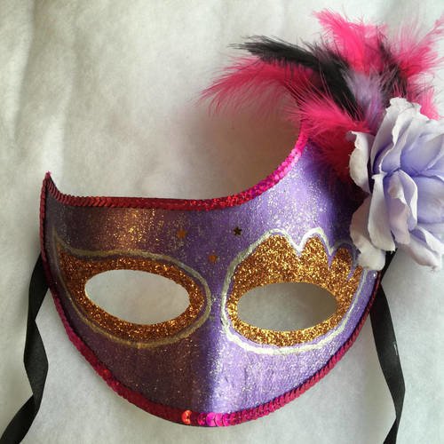 Masque venitien carnaval violet fushia paillettes plumes fleur