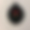 Pendentif gothique broderie médaillon ovale noir et motif rose au centre rose rouge