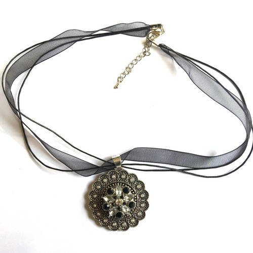 Collier pendentif strass avec bouton pression étoile strass métal argenté sur ruban organza noir