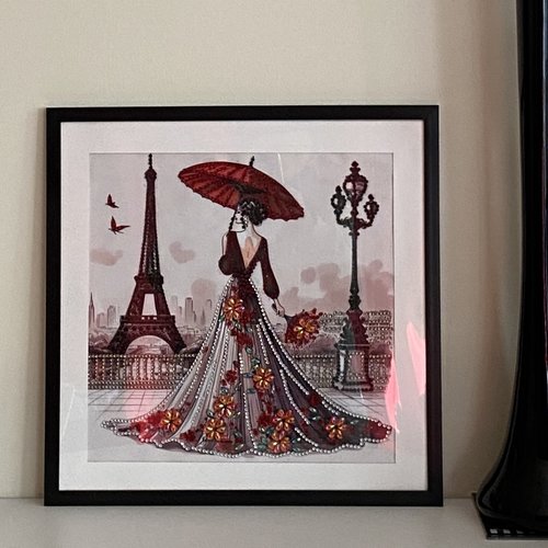 Tableau décoration murale, tableau diamants painting, femme élégante face à la tour eiffel,, 30x30 cm