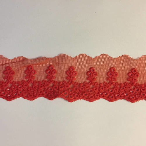 Dentelle de calais entièrement coton brodée rouge orangé sur tulle rouge 5,5 cm