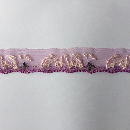 Dentelle de calais de haute qualité couleurs violet et rose et petite fleur brodée fils pailletés 3 cm