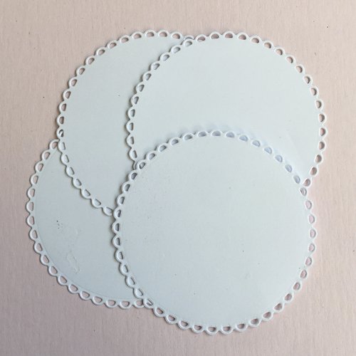 Lot de 4 découpes blanches rondes, décoration dentelée, décoration album, 6,5 cm