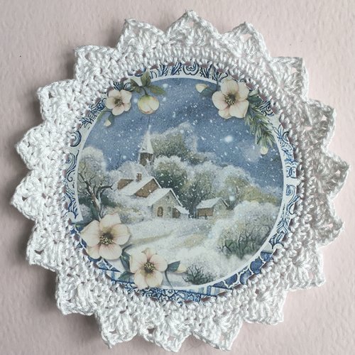 Image crochetée, fleurs, paysage neigeux, thème contes de noël