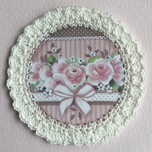 Image crochetée, fleurs, roses, ruban, coton blanc,