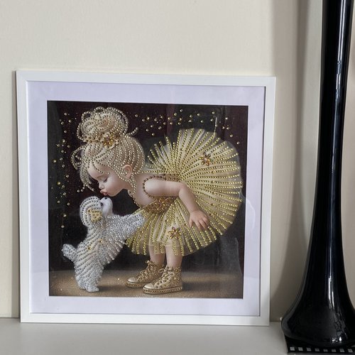 Tableau décoration murale, tableau diamants painting, fillette robe jaune et son chien, 30x30 cm