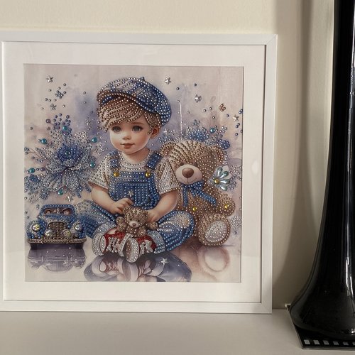 Tableau décoration murale, tableau diamants painting, petit garçon avec ses jouets, 30x30 cm