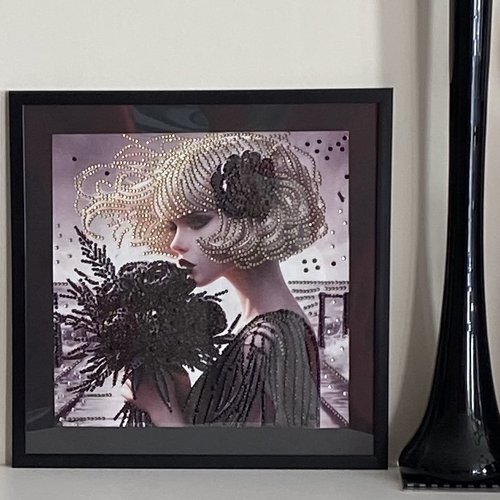 Tableau décoration murale, tableau diamants painting, femme au bouquet noir, 30x30 cm