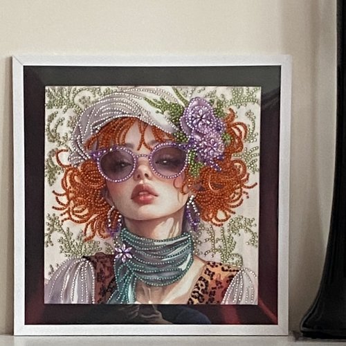 Tableau décoration murale, tableau diamants painting, jeune femme aux lunettes violettes, 30x30 cm