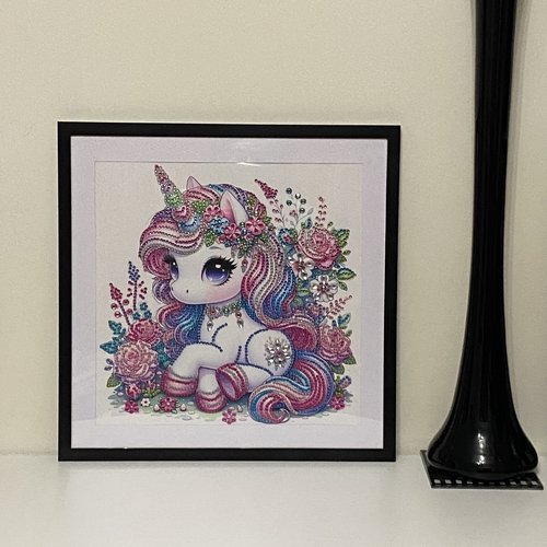 Tableau encadré diamond painting, petite licorne scintillante, 30x30 cm