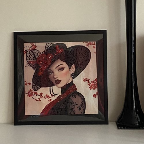 Tableau encadré diamond painting, femme élégante en rouge et noir, 30x30 cm