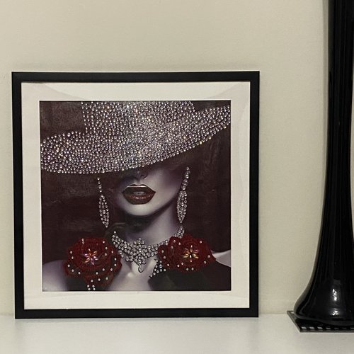 Tableau encadré diamond painting, femme élégante portant un chapeau scintillant 30x30 cm