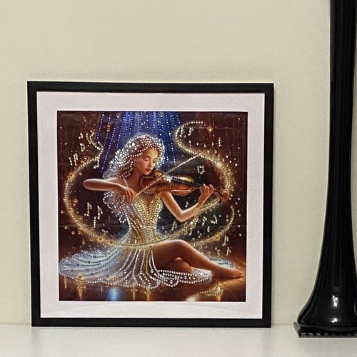 Tableau encadré diamond painting, femme violoniste scintillante,30x30 cm
