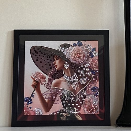 Tableau encadré diamond painting, jeune femme élégante en rose et cristal,30x30 cm