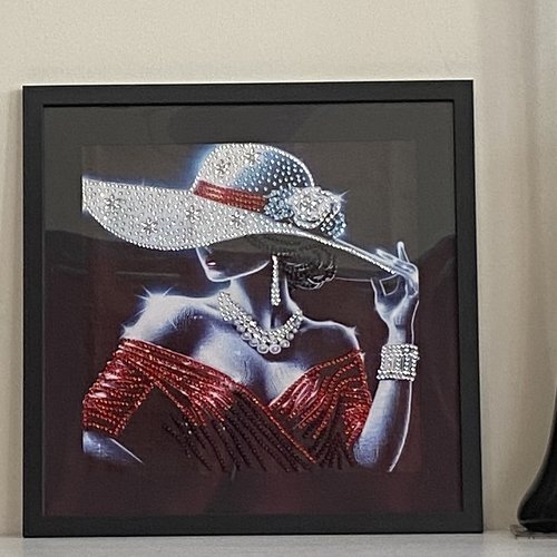Tableau encadré diamond painting, femme au chapeau étincelant,30x30 cm