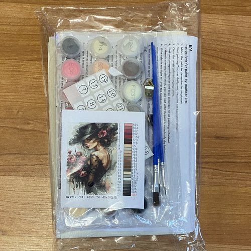 Kit toile à peindre par numéros "femme au chapeau noir et roses" - 40x50 cm