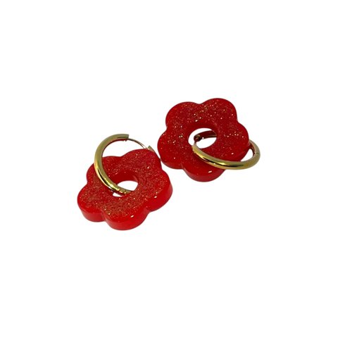 Boucles d’oreilles pampilles fleurs rouges pailletées en résine – créoles dorées – fabrication artisanale