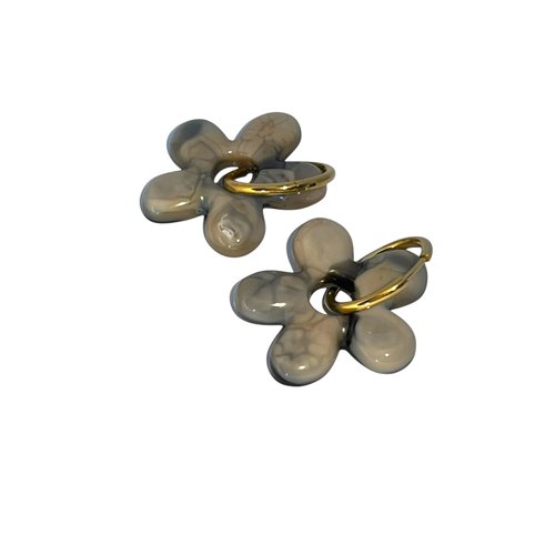 Boucles d’oreilles pampilles fleurs marbrées en résine – créoles dorées – recto verso