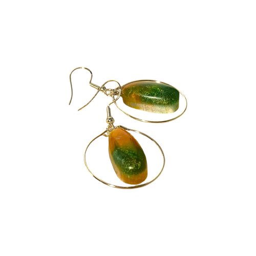 Boucles d'oreilles éclat de nature en résine verte, jaune doré et orange métallisée – finitions dorée – bijou fait main
