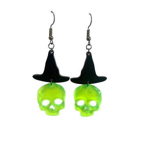 Boucles d’oreilles halloween tête de mort verte fluorescente et chapeau de sorcière noir – bijou artisanal fait main