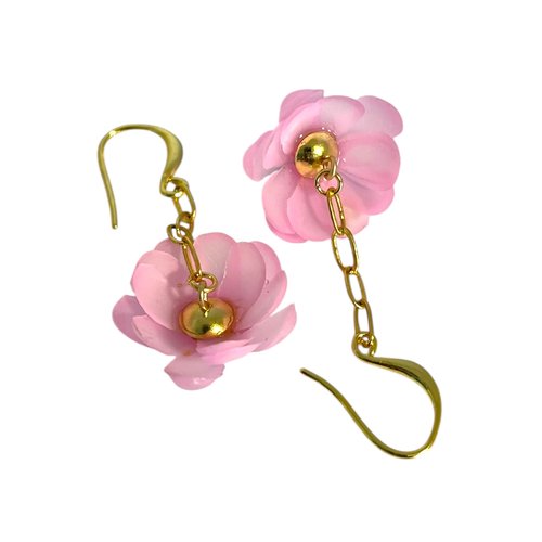 Boucles d’oreilles pendantes fleur lotus rose pastel – bijou artisanal fait main – création joia bijoux