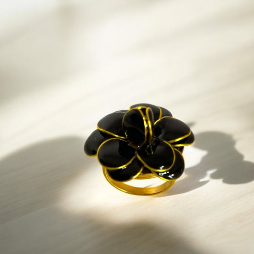 Bague fleur noire et or en résine – taille ajustable – bijou artisanal fait main