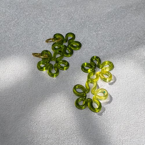 Box boucles d’oreilles fleurs – créoles dorées & pampilles interchangeables en résine – création artisanale
