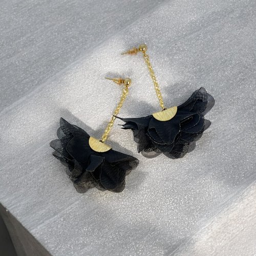Boucles d’oreilles fleur soyeuse – bijou léger et coloré – chaîne dorée et fleur en tissu