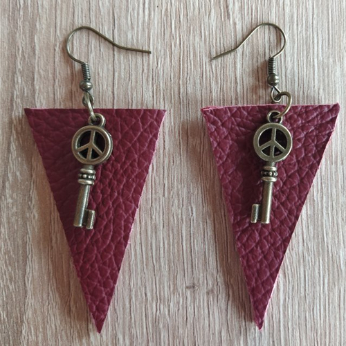 Boucles d'oreilles en cuir veritable rouge bordeaux de forme triangle avec clé vintage