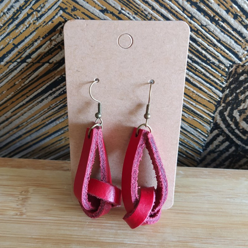 Boucles d'oreilles noeud en cuir de couleur rouge