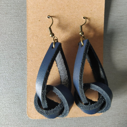 Boucles d'oreilles noeud en cuir de couleur bleu marine