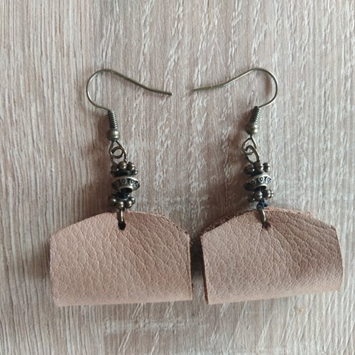 Boucles d'oreilles pendantes en cuir plié de couleur marron clair avec perles fantaisies