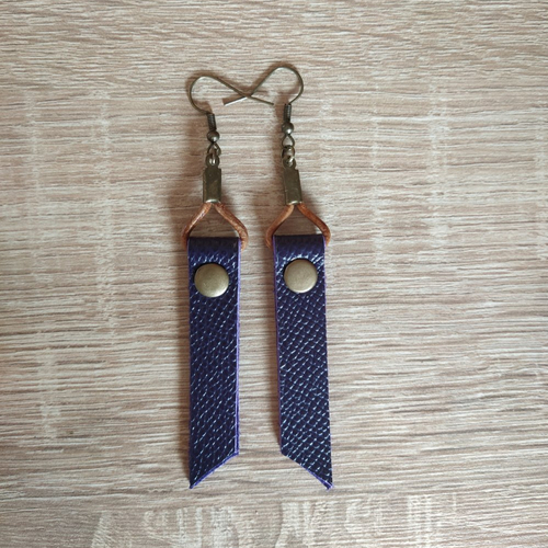 Boucles d'oreilles pendantes à lacets plat en cuir veritable de couleur violet