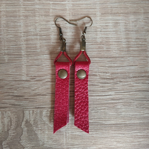 Boucles d'oreilles pendantes à lacets plat en cuir veritable de couleur rouge