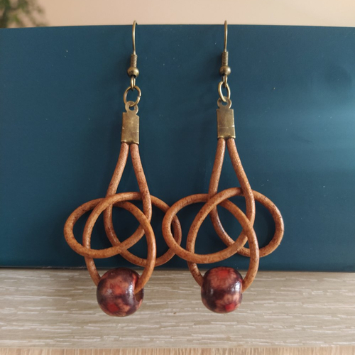 Boucles d'oreilles pendantes avec nœud marin à lacets rond en cuir veritable. de couleur marron avec perles en bois