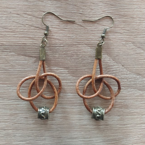 Boucles d'oreilles pendantes avec nœud marin à lacets rond en cuir veritable.couleur marron avec perles fantaisies