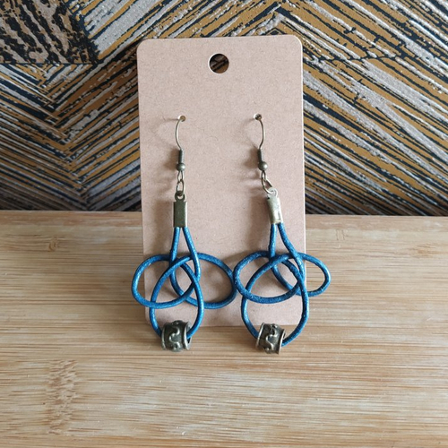 Boucles d'oreilles pendantes avec nœud marin à lacets rond en cuir veritable. couleur bleu avec perles fantaisies
