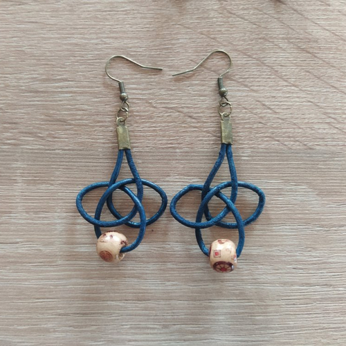 Boucles d'oreilles pendantes avec nœud marin à lacets rond en cuir veritable. de couleur bleu avec perles en bois