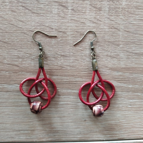 Boucles d'oreilles pendantes avec noeud marin à lacets rond en cuir veritable. de couleur rouge avec perles en bois