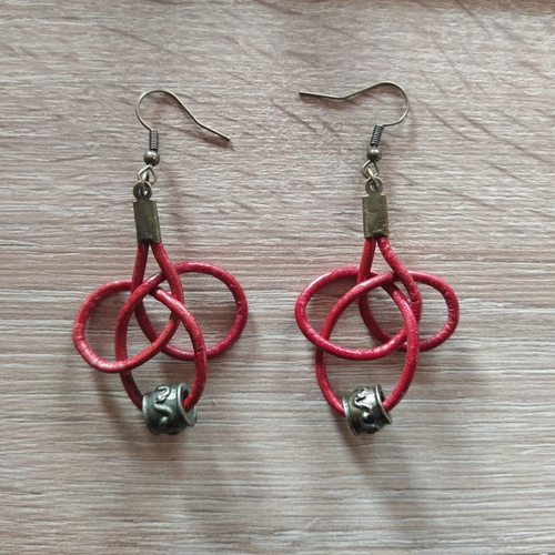 Boucles d'oreilles pendantes avec noeud marin à lacets rond en cuir veritable. couleur rouge avec perles fantaisies