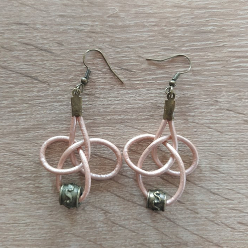 Boucles d'oreilles pendantes avec nœud marin à lacets rond en cuir veritable. couleur rose pale avec perles fantaisies