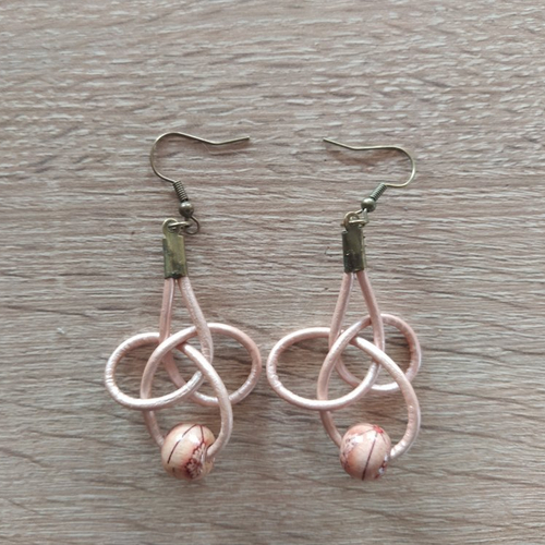 Boucles d'oreilles pendantes avec noeud marin à lacets rond en cuir veritable. de couleur rose pale avec perles en bois