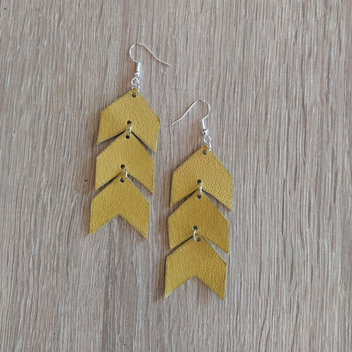 Boucles d'oreilles pendantes, 3 flèches en cuir véritable de couleur jaune.