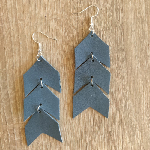 Boucles d'oreilles pendantes, 3 flèches en cuir véritable de couleur bleu clair.